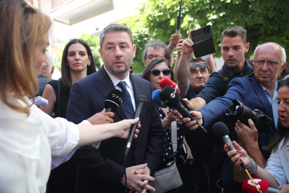 Σε κλίμα οδύνης το τελευταίο αντίο στη Βάγια Νέστορα – Εφτασε με ασθενοφόρο η κόρη της, Αφροδίτη [εικόνες]