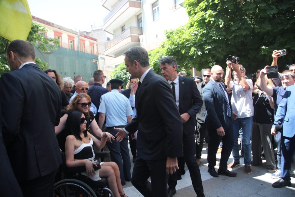 Σε κλίμα οδύνης το τελευταίο αντίο στη Βάγια Νέστορα – Εφτασε με ασθενοφόρο η κόρη της, Αφροδίτη [εικόνες]