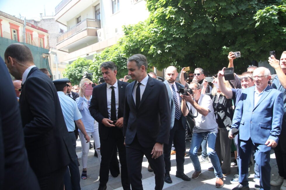 Σε κλίμα οδύνης το τελευταίο αντίο στη Βάγια Νέστορα – Εφτασε με ασθενοφόρο η κόρη της, Αφροδίτη [εικόνες]