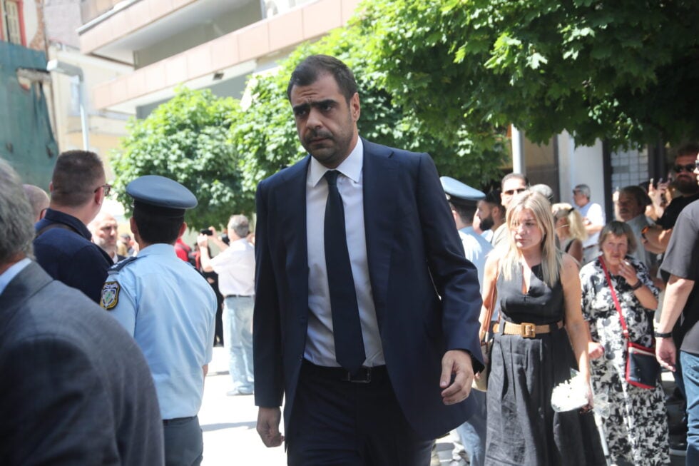 Σε κλίμα οδύνης το τελευταίο αντίο στη Βάγια Νέστορα – Εφτασε με ασθενοφόρο η κόρη της, Αφροδίτη [εικόνες]
