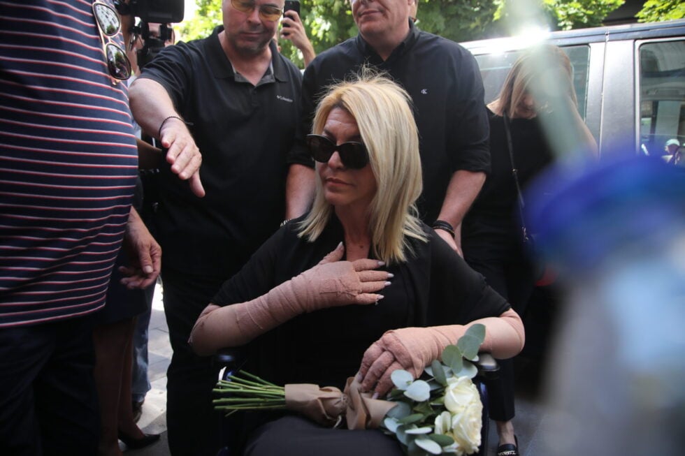 Σε κλίμα οδύνης το τελευταίο αντίο στη Βάγια Νέστορα – Εφτασε με ασθενοφόρο η κόρη της, Αφροδίτη [εικόνες]