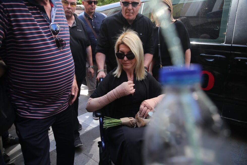 Σε κλίμα οδύνης το τελευταίο αντίο στη Βάγια Νέστορα – Εφτασε με ασθενοφόρο η κόρη της, Αφροδίτη [εικόνες]