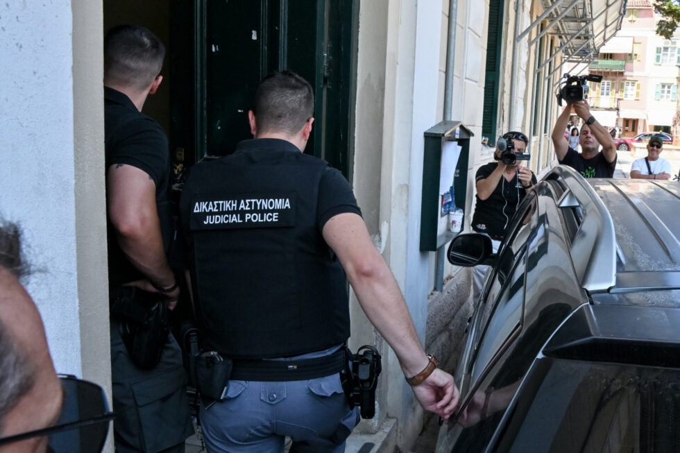 Άργος: Στα δικαστήρια Ναυπλίου οι δύο αστυνομικοί για τον πυροβολισμό του 20χρονου [εικόνες – βίντεο]