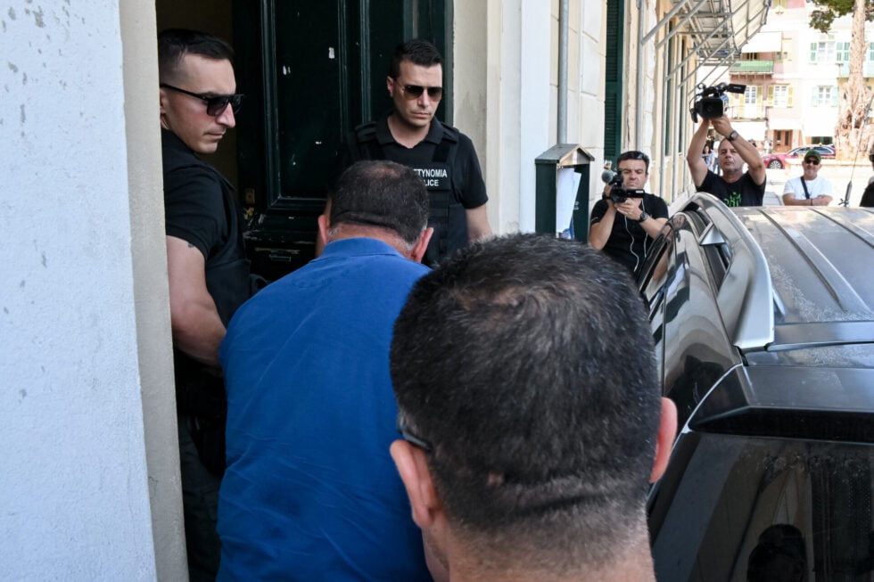 Άργος: Στα δικαστήρια Ναυπλίου οι δύο αστυνομικοί για τον πυροβολισμό του 20χρονου [εικόνες – βίντεο]