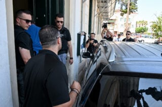 Άργος: Στις φυλακές Κορυδαλλού οδηγούνται οι αστυνομικοί που πυροβόλησαν τον 20χρονο