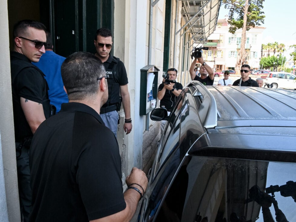Άργος: Στις φυλακές Κορυδαλλού οδηγούνται οι αστυνομικοί που πυροβόλησαν τον 20χρονο