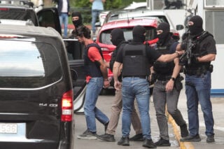 Εμπρησμός Marfin: Στην Ευελπίδων οι δύο συλληφθέντες [βίντεο]