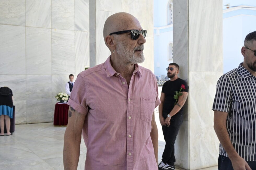 Το τελευταίο «αντίο» στην Πάολα Ρεβενιώτη στο Α’ Νεκροταφείο – Τυλιγμένη με τη σημαία του ουράνιου τόξου η σορός
