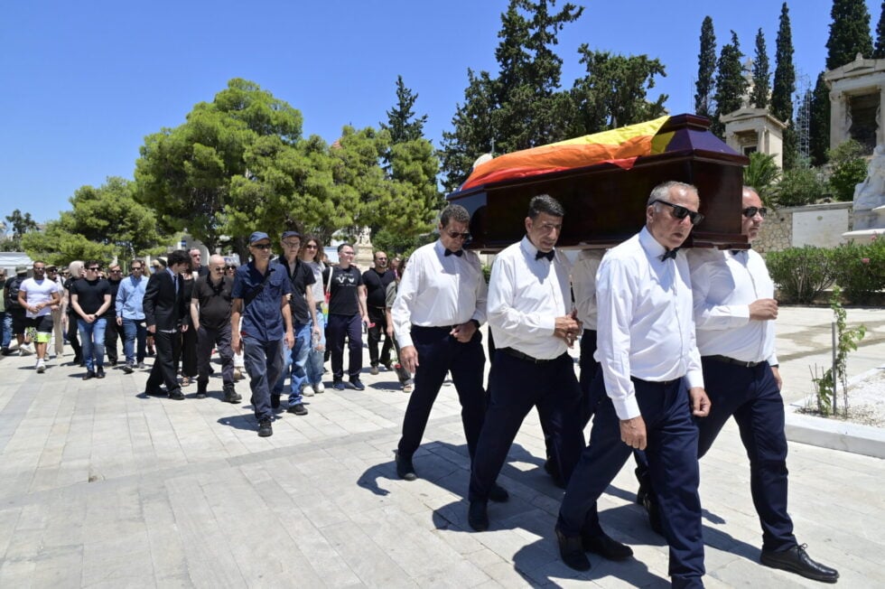 Το τελευταίο «αντίο» στην Πάολα Ρεβενιώτη στο Α’ Νεκροταφείο – Τυλιγμένη με τη σημαία του ουράνιου τόξου η σορός