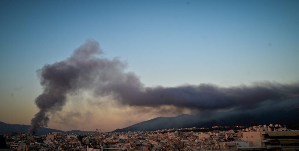 Φωτιά στο παλιό κτίριο του Μπάντμιντον στο Πάρκο Γουδή – Ήχησε το 112 [εικόνες – βίντεο]