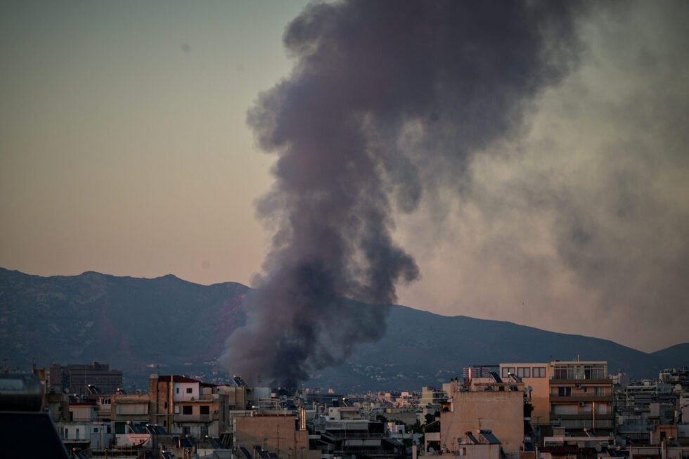 Τοξικοί καπνοί στην καρδιά της Αθήνας μετά τη φωτιά στο Μπάντμιντον: Στο προσκήνιο η κατεδάφιση του κτιρίου