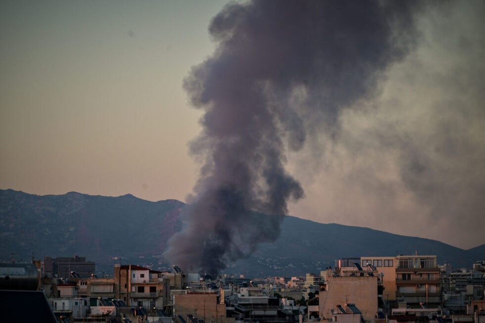 Φωτιά στο παλιό κτίριο του Μπάντμιντον στο Πάρκο Γουδή – Ήχησε το 112 [εικόνες – βίντεο]