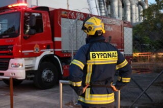 Φωτιά σε επιχείρηση στο Μενίδι: Ισχυρές δυνάμεις στο σημείο, κλειστό τμήμα της λεωφόρου Δημοκρατίας