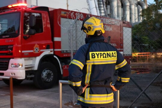 Υπό έλεγχο η φωτιά σε επιχείρηση στο Μενίδι: Κλειστό τμήμα της λεωφόρου Δημοκρατίας
