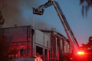 Αυτόπτης μάρτυρας για τη φωτιά στο Μπάντμιντον: «Το κτίριο φλεγόταν στους πάνω ορόφους, είδα πυκνούς, μαύρους καπνούς»