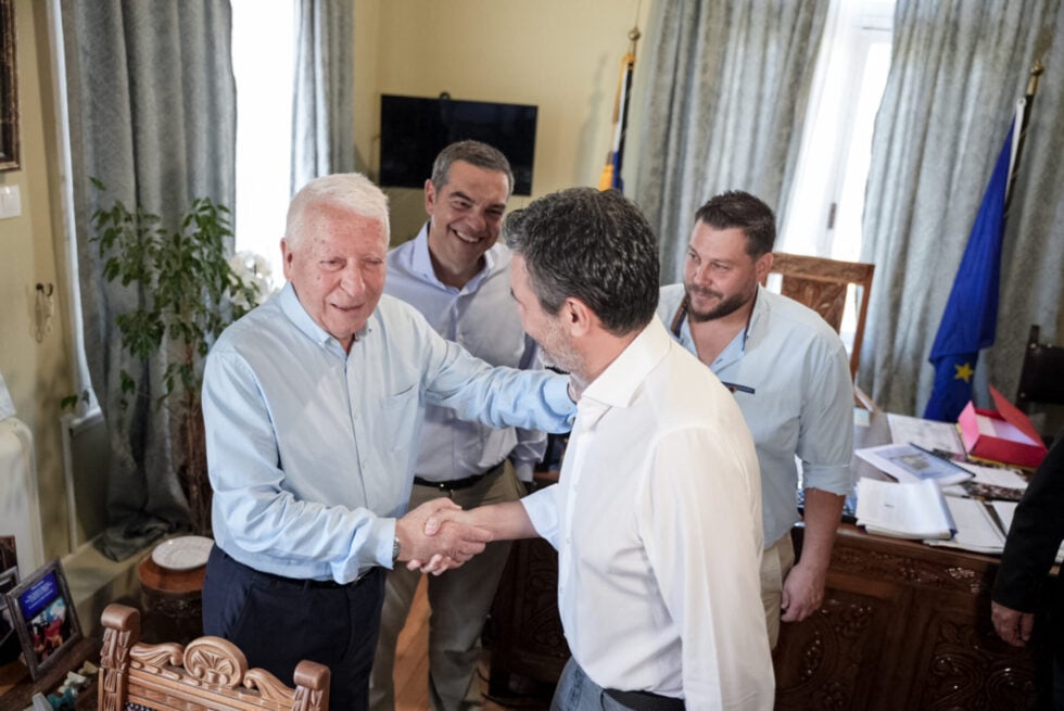 Θερμή υποδοχή Τσίπρα από τον περιφερειάρχη στη Λέσβο: «Φοιτητή μου…» – «Είχα πάρει 9 στο μάθημά του»