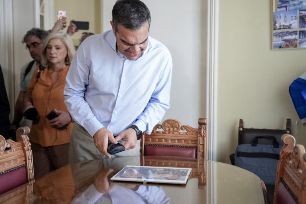 Θερμή υποδοχή Τσίπρα από τον περιφερειάρχη στη Λέσβο: «Φοιτητή μου…» – «Είχα πάρει 9 στο μάθημά του»