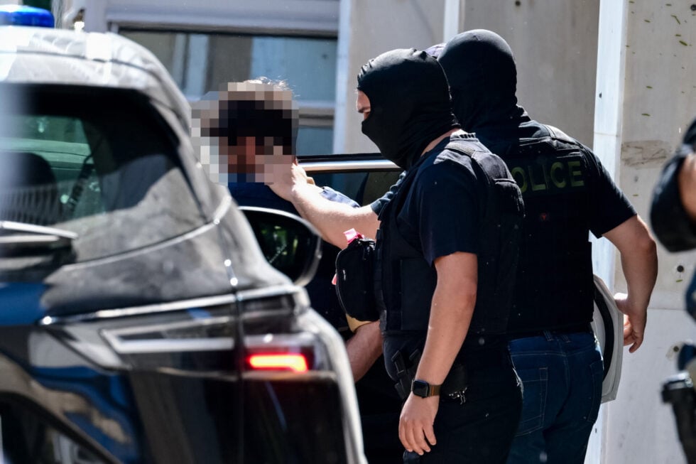 Στην Ευελπίδων οι δύο συλληφθέντες για τον εμπρησμό της Marfin – Στις βρετανικές Αρχές η 46χρονη [εικόνες – βίντεο]