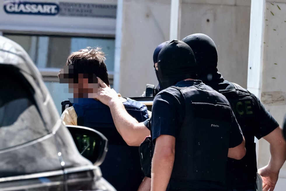 Στην Ευελπίδων οι δύο συλληφθέντες για τον εμπρησμό της Marfin – Στις βρετανικές Αρχές η 46χρονη [εικόνες – βίντεο]