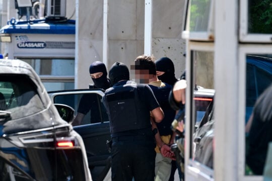 Στην Ευελπίδων οι δύο συλληφθέντες για τον εμπρησμό της Marfin [εικόνες – βίντεο]