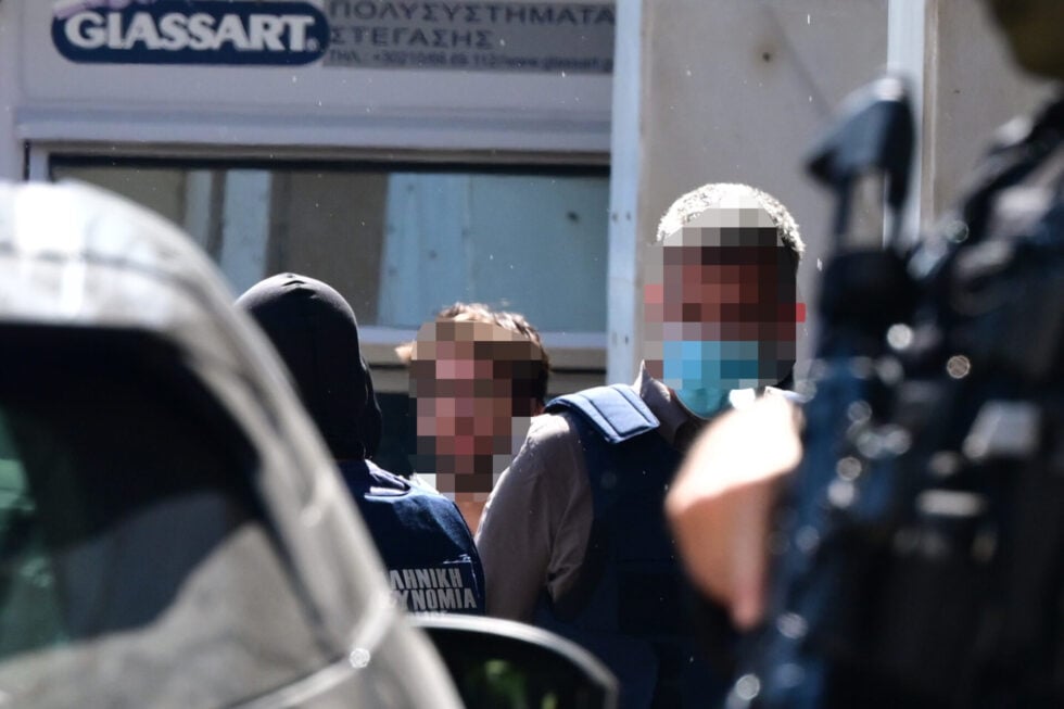 Στην Ευελπίδων οι δύο συλληφθέντες για τον εμπρησμό της Marfin – Στις βρετανικές Αρχές η 46χρονη [εικόνες – βίντεο]