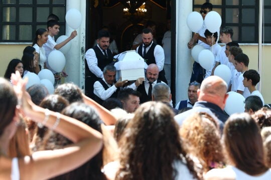 Λευκά μπαλόνια στην κηδεία της 15χρονης αθλήτριας του ΠΑΟΚ: «Καλό ταξίδι στο πιο όμορφο κορίτσι» [εικόνες]