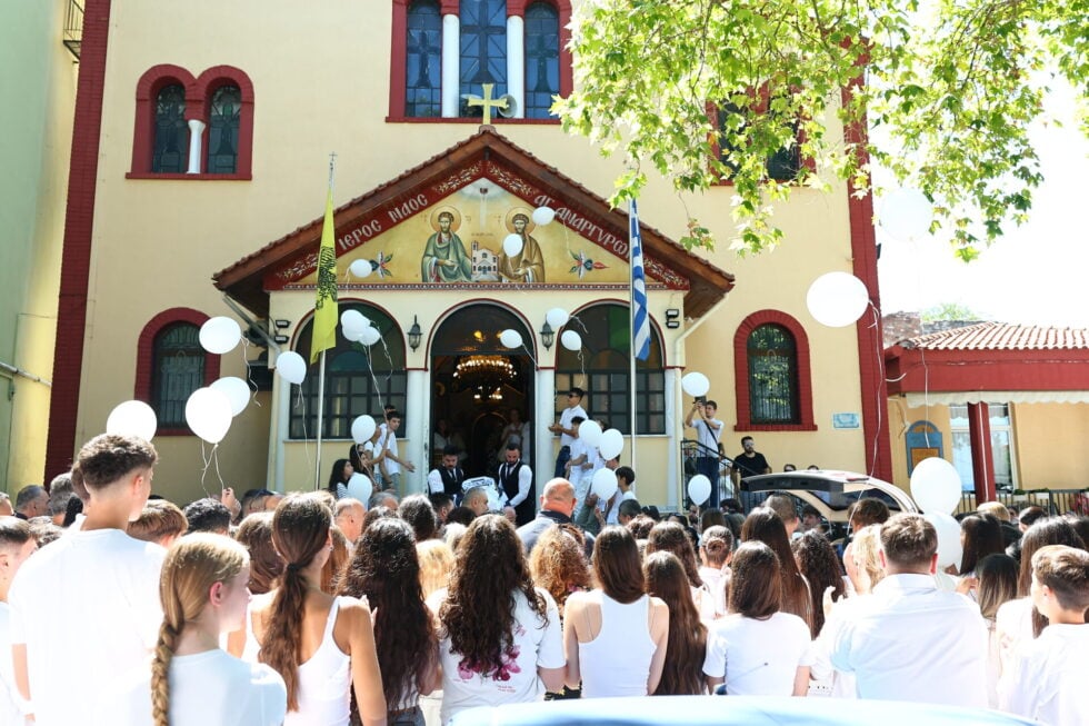 Λευκά μπαλόνια στην κηδεία της 15χρονης αθλήτριας του ΠΑΟΚ: «Καλό ταξίδι στο πιο όμορφο κορίτσι» [εικόνες]