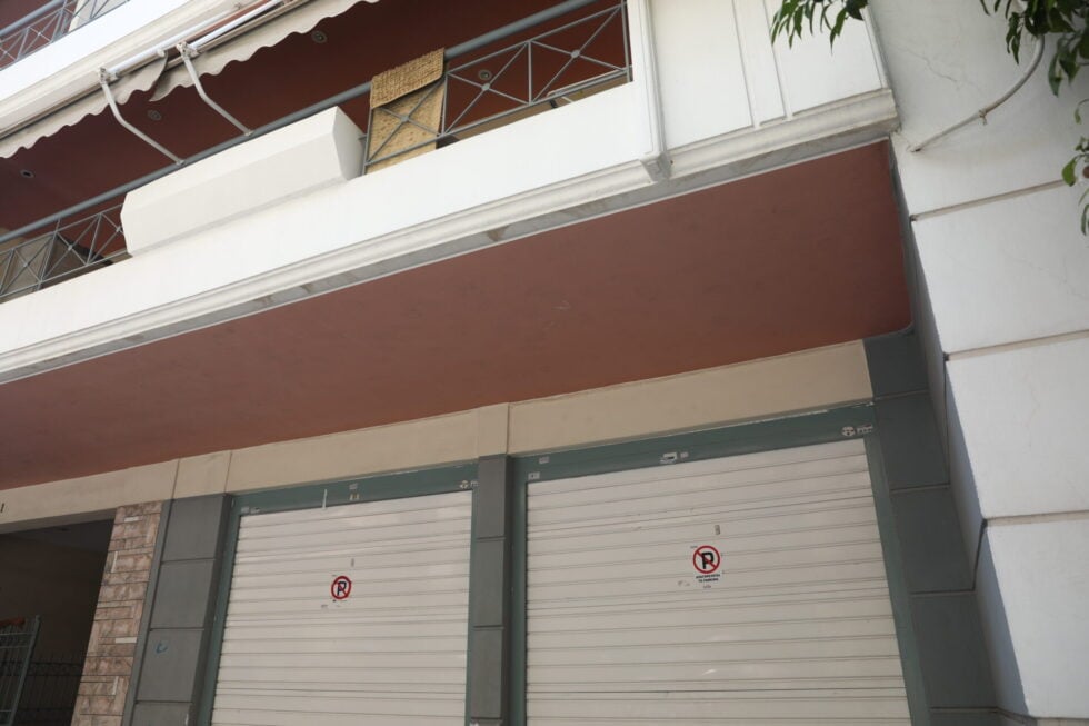 Νεκρό ζευγάρι στον Πειραιά: Εξετάζεται η ασφυξία από μονοξείδιο του άνθρακα – Σε λειτουργία το όχημα στο γκαράζ