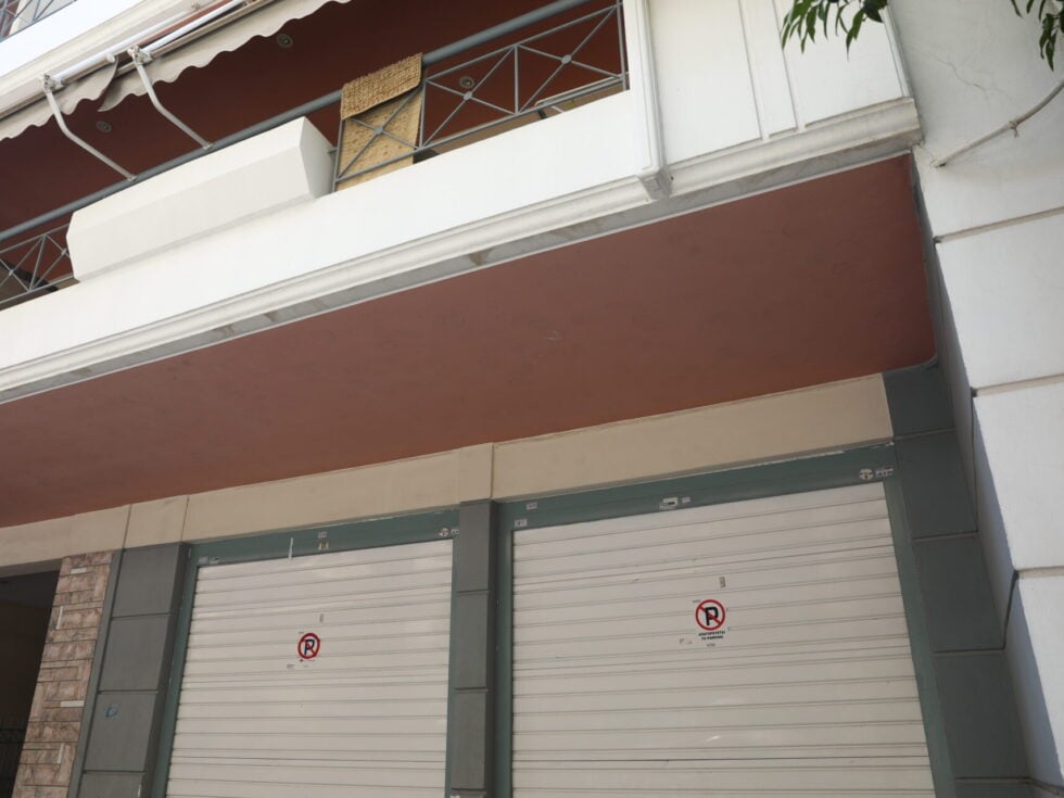 Νεκρό ζευγάρι στον Πειραιά: Εξετάζεται η ασφυξία από μονοξείδιο του άνθρακα – Σε λειτουργία το όχημα στο γκαράζ