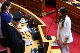Μυρτώ Κοροβέση: Ορκίστηκε βουλεύτρια μετά την παραίτηση Καραμέρου