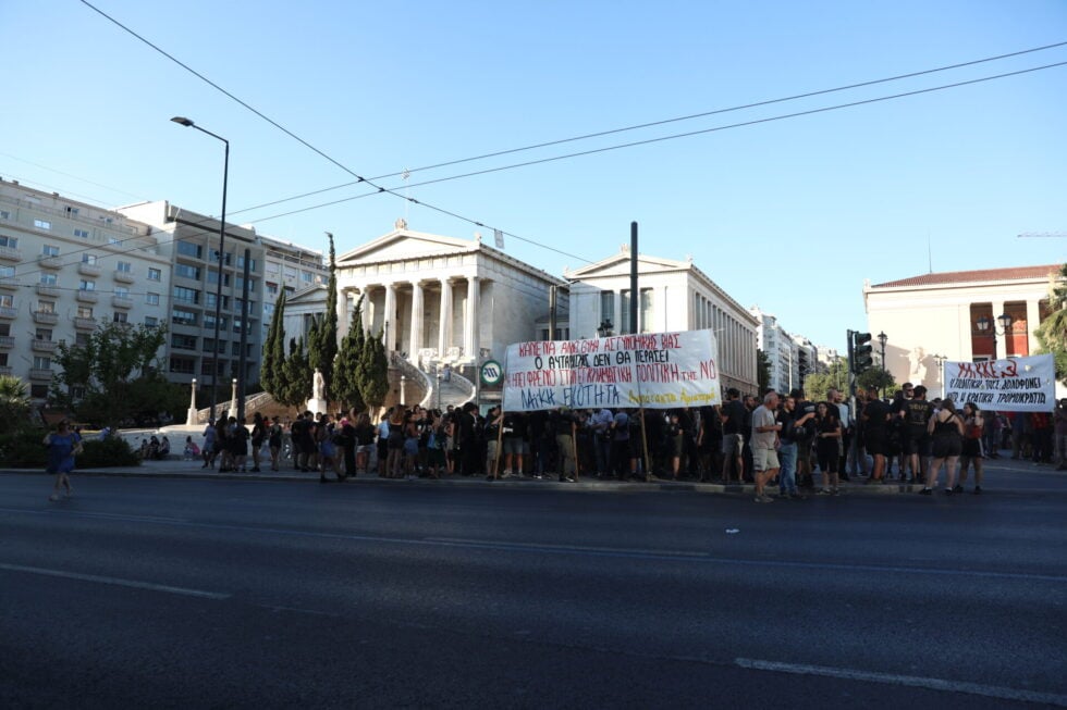 Μεγάλη διαδήλωση στο Σύνταγμα για τη δολοφονία του Θοδωρή: «Το έγκλημα στο Άργος είναι κρατικό» [εικόνες – βίντεο]