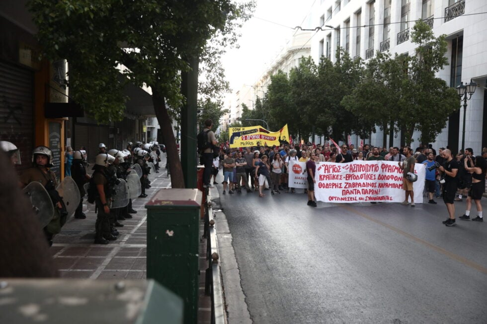 Μεγάλη διαδήλωση στο Σύνταγμα για τη δολοφονία του Θοδωρή: «Το έγκλημα στο Άργος είναι κρατικό» [εικόνες – βίντεο]