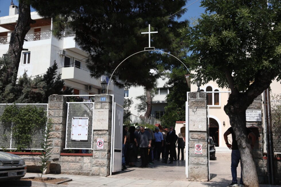 Συγκίνηση στο τελευταίο αντίο στον Λορέντζο Καριέρε: Συγγενείς και φίλοι έδωσαν το παρών [εικόνες]