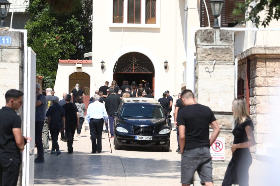Συγκίνηση στο τελευταίο αντίο στον Λορέντζο Καριέρε: Συγγενείς και φίλοι έδωσαν το παρών [εικόνες]