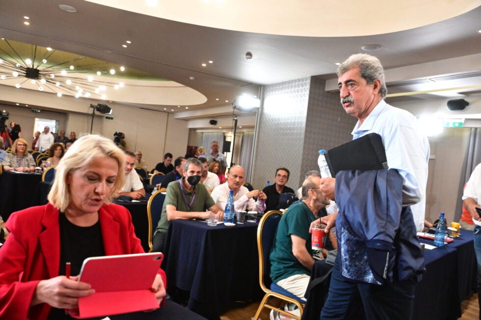 Συνεδρίαση της ΚΕ του ΣΥΡΙΖΑ: «Οφείλουμε να ανατάξουμε το κόμμα μας», λέει η Ρένα Δούρου