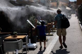Καύσωνας: Οι κίνδυνοι της ακραίας ζέστης για την υγεία – Συμβουλές για καρδιοπαθείς και ευπαθείς ομάδες