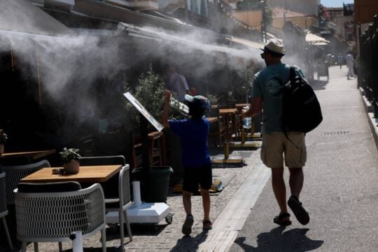 Καύσωνας: Οι κίνδυνοι της ακραίας ζέστης για την υγεία – Συμβουλές για καρδιοπαθείς και ευπαθείς ομάδες