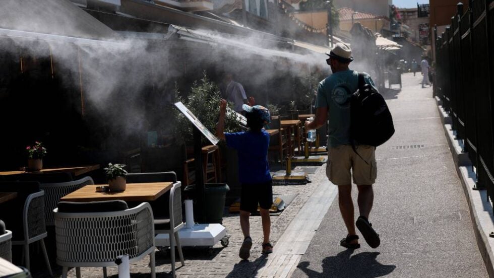 Καύσωνας: Οι κίνδυνοι της ακραίας ζέστης για την υγεία – Συμβουλές για καρδιοπαθείς και ευπαθείς ομάδες