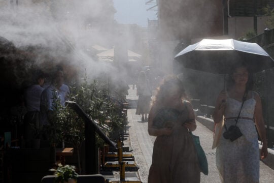 Καύσωνας σε πλήρη εξέλιξη: Αποπνικτική ατμόσφαιρα με 42άρια – Σε ποιες περιοχές θα χτυπήσει κόκκινο ο υδράργυρος