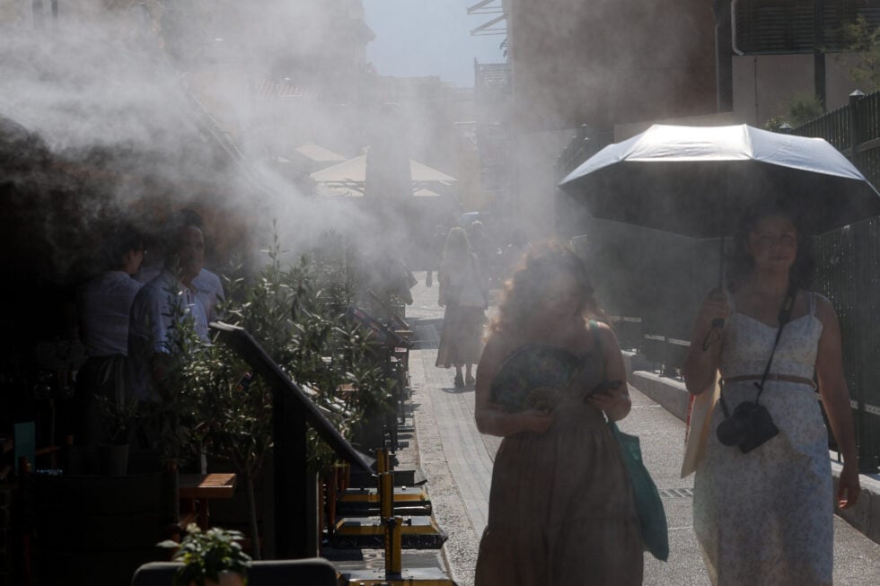 Καύσωνας σε πλήρη εξέλιξη: Αποπνικτική ατμόσφαιρα με 42άρια – Σε ποιες περιοχές θα χτυπήσει κόκκινο ο υδράργυρος