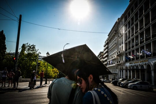 Στο κόκκινο η χώρα την Τετάρτη για καύσωνα και πυρκαγιές: Ποιες περιοχές μπαίνουν σε κατάσταση συναγερμού – Όλα τα μέτρα 