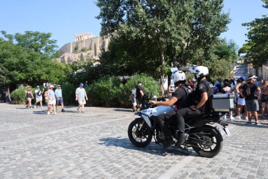 Επίθεση με μαχαίρι στην Ακρόπολη: «Μεμονωμένο περιστατικό» λέει ο ΕΟΤ – Στον εισαγγελέα ο 60χρονος δράστης