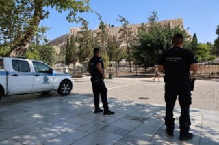 Επίθεση στην Ακρόπολη: Ποινική δίωξη για απόπειρα ανθρωποκτονίας στον 60χρονο