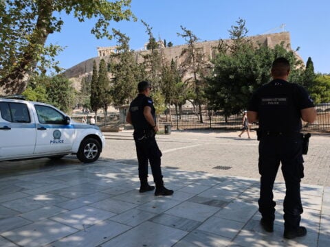 Επίθεση στην Ακρόπολη: Ποινική δίωξη για απόπειρα ανθρωποκτονίας στον 60χρονο