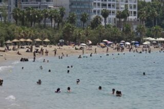 Στο «κόκκινο» ο υδράργυρος: Ξεπέρασε τους 41 βαθμούς – «Έρχεται ενίσχυση των ανέμων, προσοχή για πυρκαγιές» [βίντεο]