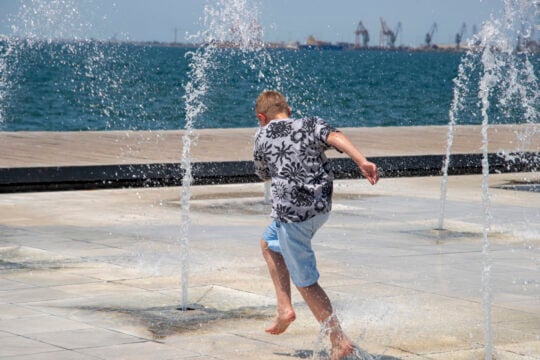Έκτακτο δελτίο καιρού από την ΕΜΥ λόγω καύσωνα: Πού θα φτάσει τους 43 βαθμούς η θερμοκρασία την Τετάρτη