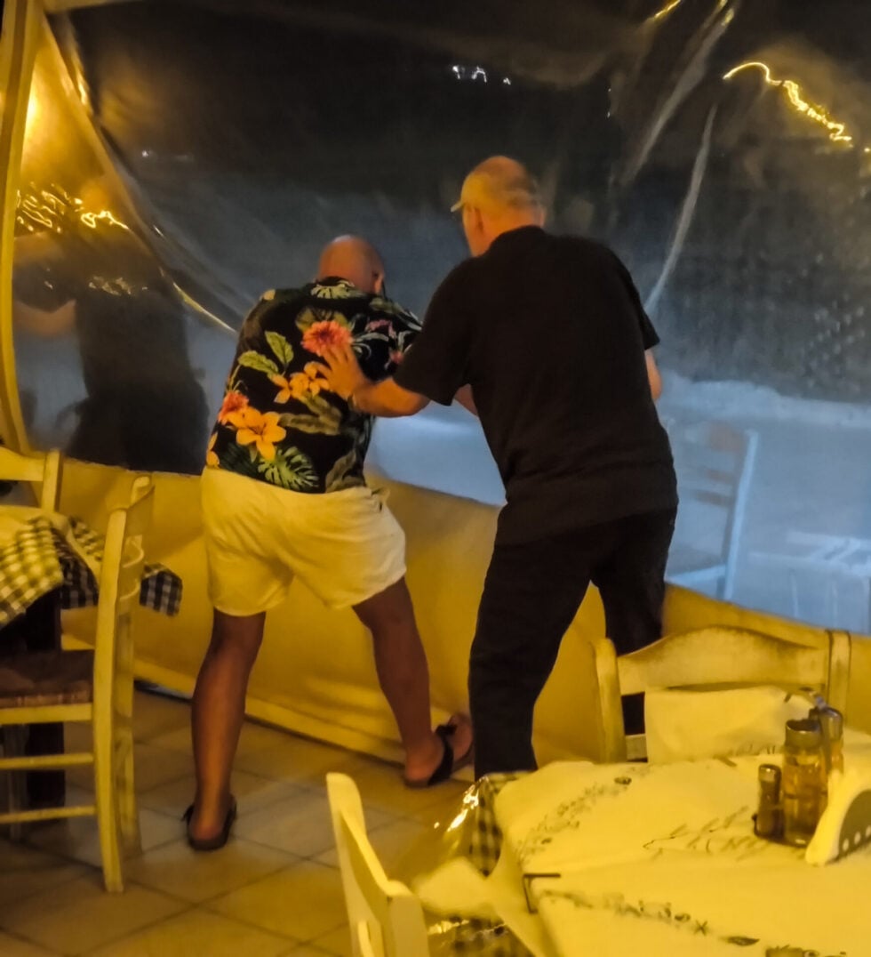 Κέρκυρα: Μπουρίνια και ισχυροί άνεμοι ξερίζωσαν δέντρα – Διακοπές ρεύματος σε όλο το νησί [εικόνες]