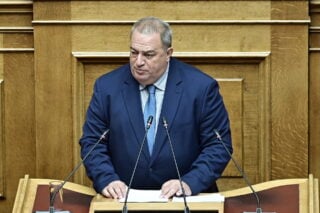 Συνταγματική Αναθεώρηση: Η κυβέρνηση αποσύρει το ασυμβίβαστο υπουργού – βουλευτή
