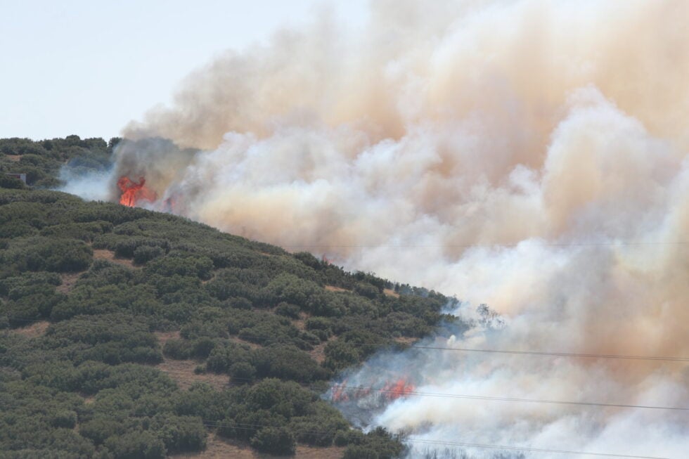 Θεσσαλονίκη: Φωτιά στο Δερβένι – Ήχησε το 112, επιχειρούν επτά εναέρια μέσα