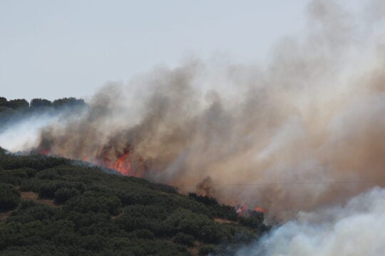 Θεσσαλονίκη: Φωτιά στο Δερβένι – Ήχησε το 112, επιχειρούν επτά εναέρια μέσα